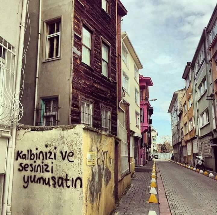 ''İçim ağrıyor, mutlu değilim, 
bahar bir türlü gelmiyor.'' 

Cahit Zarifoğlu 🖋️🌿