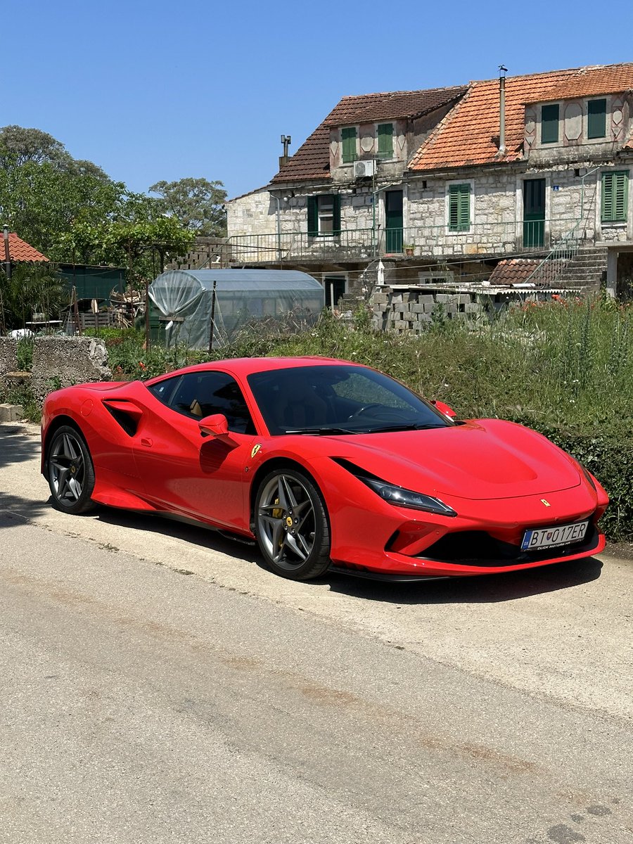 hrastelj's tweet photo. Za generacije rojene po Titu. To so tisti Slovaki, ki so v 80-ih na Jadranu ob svojih Wartburgih in Zaporožcih prodajali tretjerazredno kamping opremo, da so zbrali za bencin za pot domov. Tako je to, ko popucaš komunajzle z vseh por družbe. #sampovem https://t.co/doEOBhnOLu