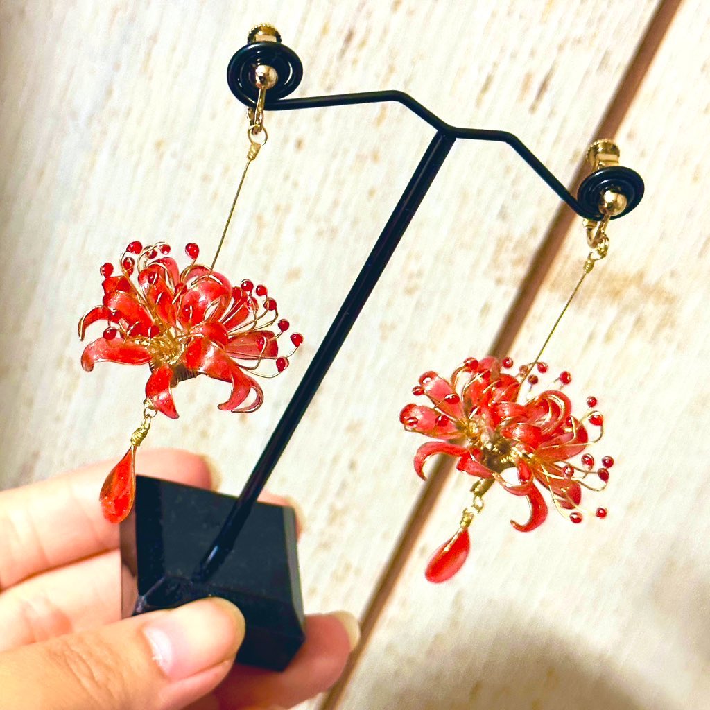 gxholic's tweet photo. 【プレゼント企画】
金魚の根付or彼岸花の耳飾り（片耳）をプレゼントいたします🎁✨

◆募集期間
本日〜5/25 23:59まで
◆締切後に抽選アプリにて抽選
◆当選者様にはツイートで発表後DMを送らせていただきますので住所交換お願いします
◆フォロー＆ツイートRTで応募完了です https://t.co/yx3MEq3eN1