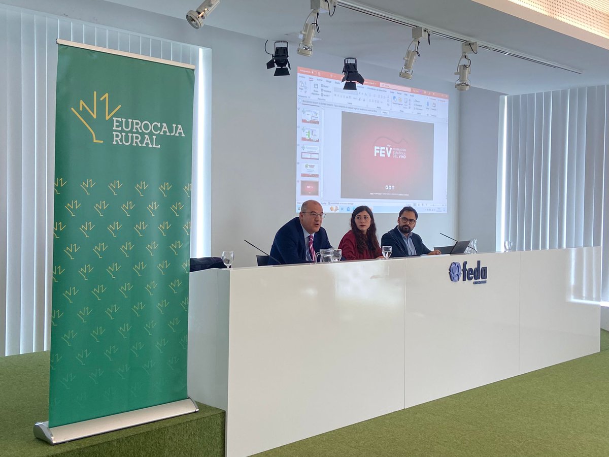 EmpresariosFEDA's tweet photo. Pablo Cabellos, secretario general de #FEVIN, destaca el trabajo realizado desde FEVIN, integrada en la @FEV_Vino, como representación ante las administraciones e instituciones con el fin de defender los intereses de las empresas del sector en la región.
#FEDAAsociaciones https://t.co/MYgp71gH92