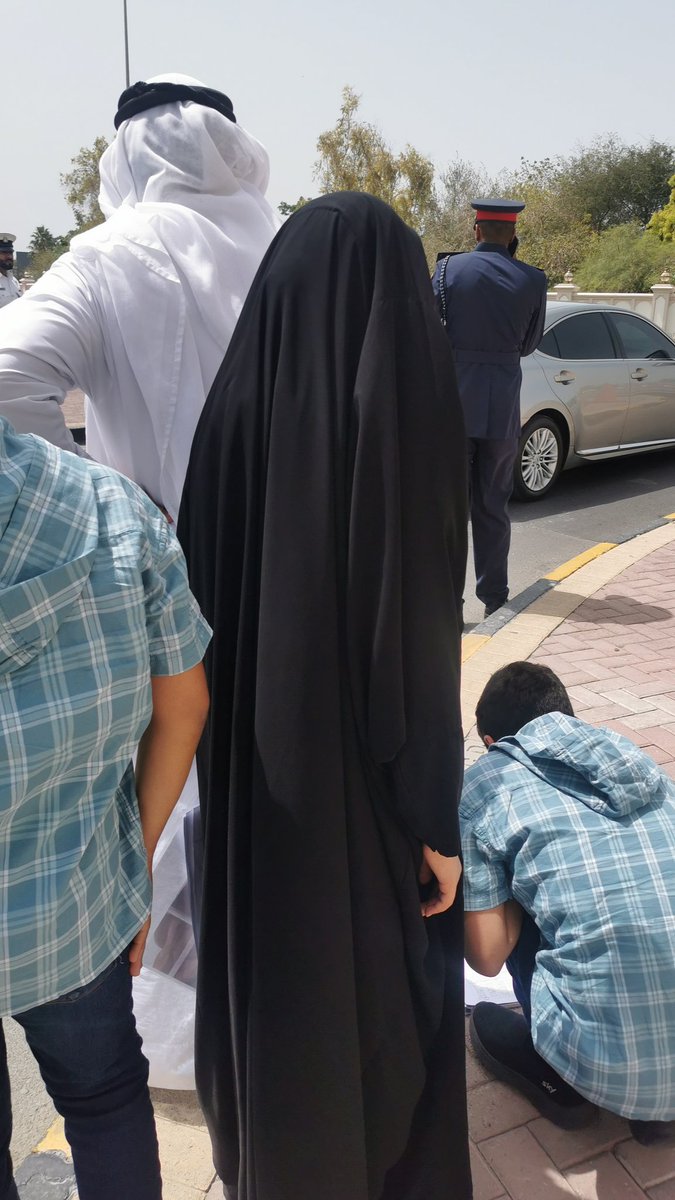 zainabmohamed55's tweet photo. ما ان خرجنا من مكتب ولي العهد، حتى استوقفتنا سيارة شرطة، اخذوا بطائق الهوية، وصادروا الرسالة والصورة، وصورو السيارة وسمحوا لنا بالمغادرة، الشمس حارقة والاطفال مصرين على معرفة مصير والدهم.

#البحرين

@BahrainCPnews https://t.co/AzDtUIMIET