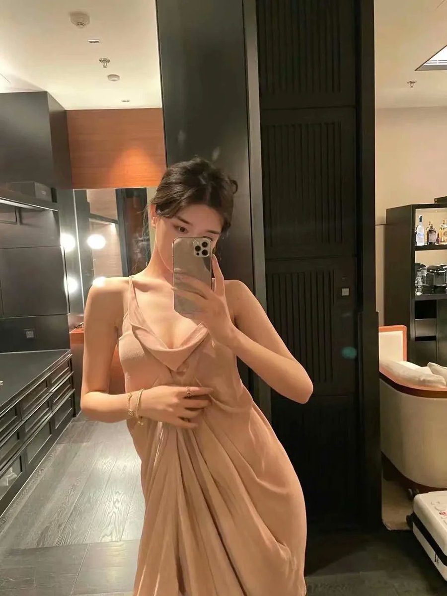 送走一天的疲惫与烦恼，然后闭上双眼，做个好梦！晚安，爱你们。