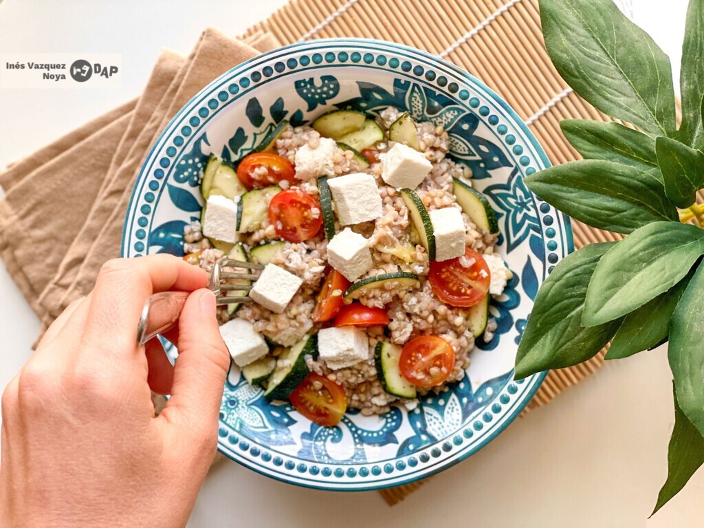 Ensalada de trigo sarraceno con tomate y queso, una receta vegetariana inspirada en los sabores mediterráneos #gastronomia #recetas