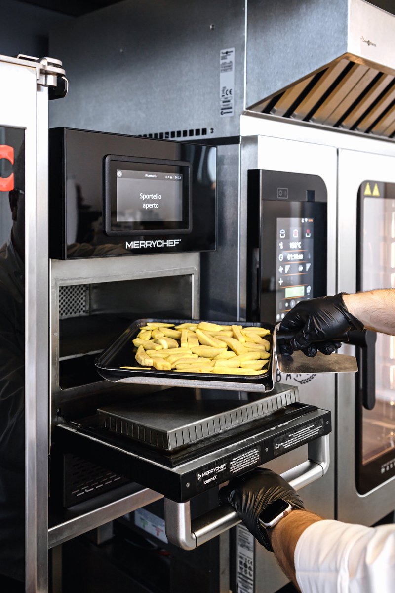 Welbilt_Iberia's tweet photo. Nuestra gama de hornos de alta velocidad @Merrychef_W  ofrece el controlador operativo más intuitivo, funciona como un teléfono móvil y, junto con más de 100 recetas preprogramadas, permite a los operadores ofrecer resultados consistentes y deliciosos con cada pedido 💥 https://t.co/MRjW1wluoI