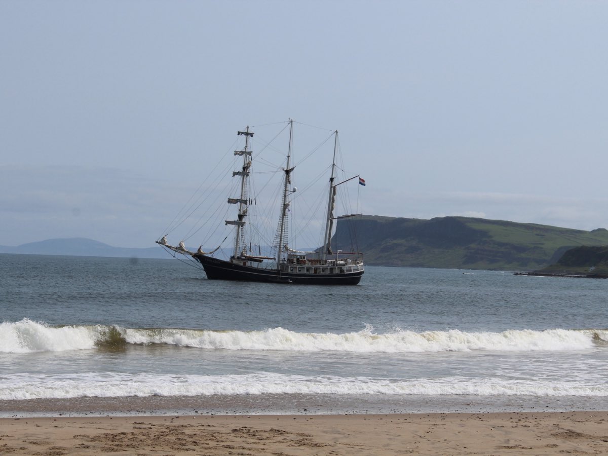 Breakfast views this morning! Tall ship Thalassa has took prime position at the bay ahead of the upcoming @RathlinSoundMF ⚓️ The annual celebration of our rich local maritime history, culture, music, and food. Book to stay during the festival at marinehotelballycastle.com