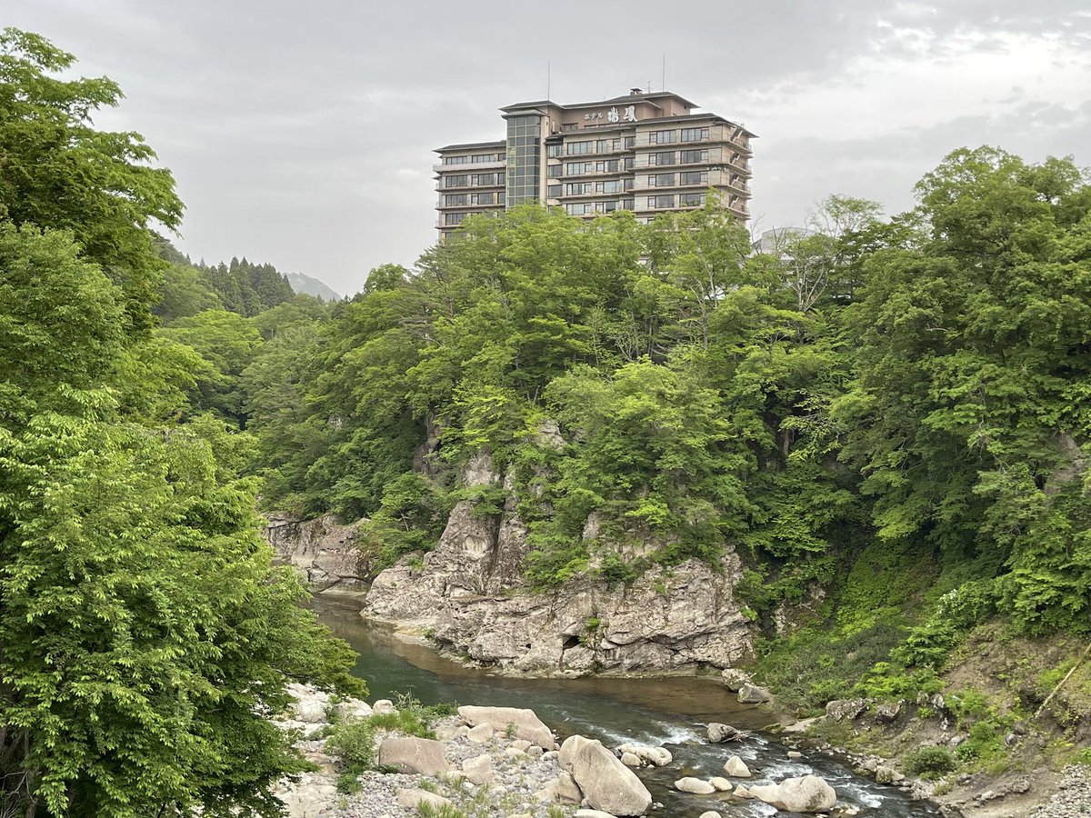 sk78285374's tweet photo. 宮城県の旅2日目。
仙台の奥座敷　秋保温泉に来ており、宿泊はホテル瑞鳳。
最上階の部屋で景色も良くて最高！
夕食ビュッフェも美味しかったです。カニ🦀、牛タン、ステーキも食べ放題。

#ホテル瑞鳳 https://t.co/HHdY5XN7H5
