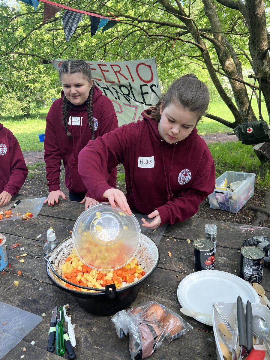 StCharlesGla's tweet image. Some #FoodTechnology in the @childrens_wood as we prepare #VegetableSoup for lunch. The children said they gotten better at this since doing #HomeEconomics during the #TransitionProgramme @johnpaulacademy. #CampfireCooking @CLOtC