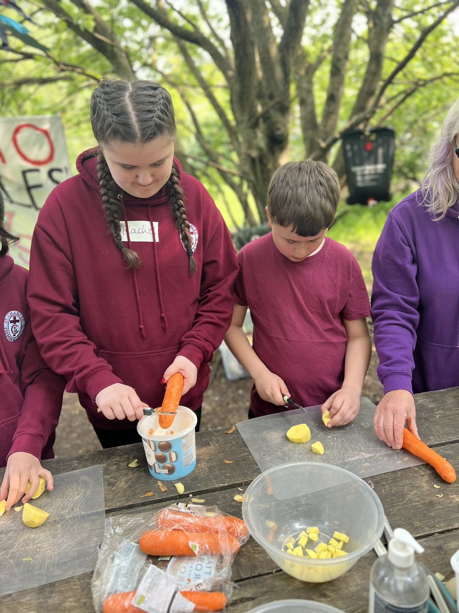 StCharlesGla's tweet image. Some #FoodTechnology in the @childrens_wood as we prepare #VegetableSoup for lunch. The children said they gotten better at this since doing #HomeEconomics during the #TransitionProgramme @johnpaulacademy. #CampfireCooking @CLOtC