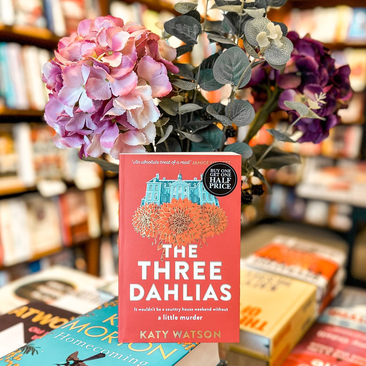 A trio of actresses famous for portraying Golden Age sleuth Dahlia Lively must join forces to unmask a killer in our new thriller of the month, The Three Dahlias! 🌼

#waterstonesnorthallerton #northallerton #lovenorthallerton #waterstones #thethreedahlias
