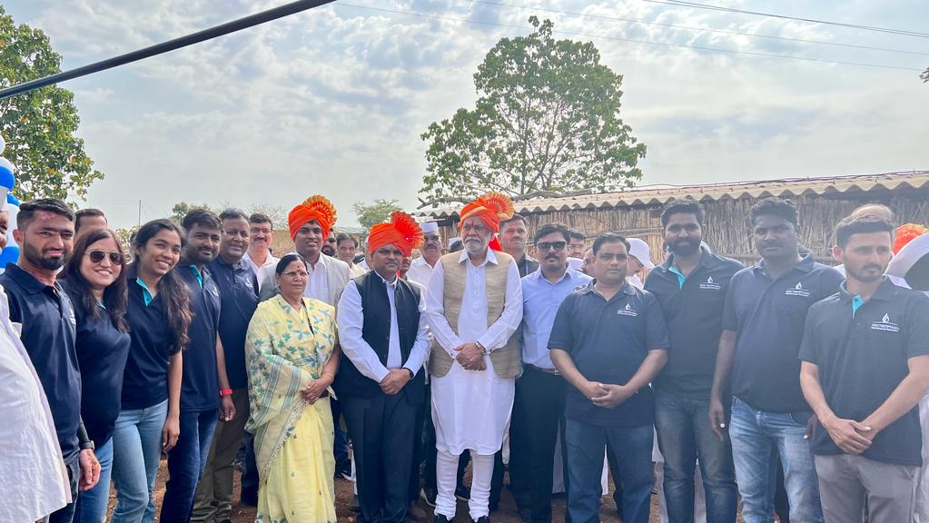 sistema_bio's tweet photo. "What an honor hosting Shri Parshottam Rupala, Minister of Animal Husbandry, Dairying and Fisheries, as he inaugurated the modern biogas plant in picturesque Peth village. Inspiring event with 1000+ farmers embracing https://t.co/iyrDWxLDy0's biogas tech.  #BiogasRevolution https://t.co/BFvhl51qhy