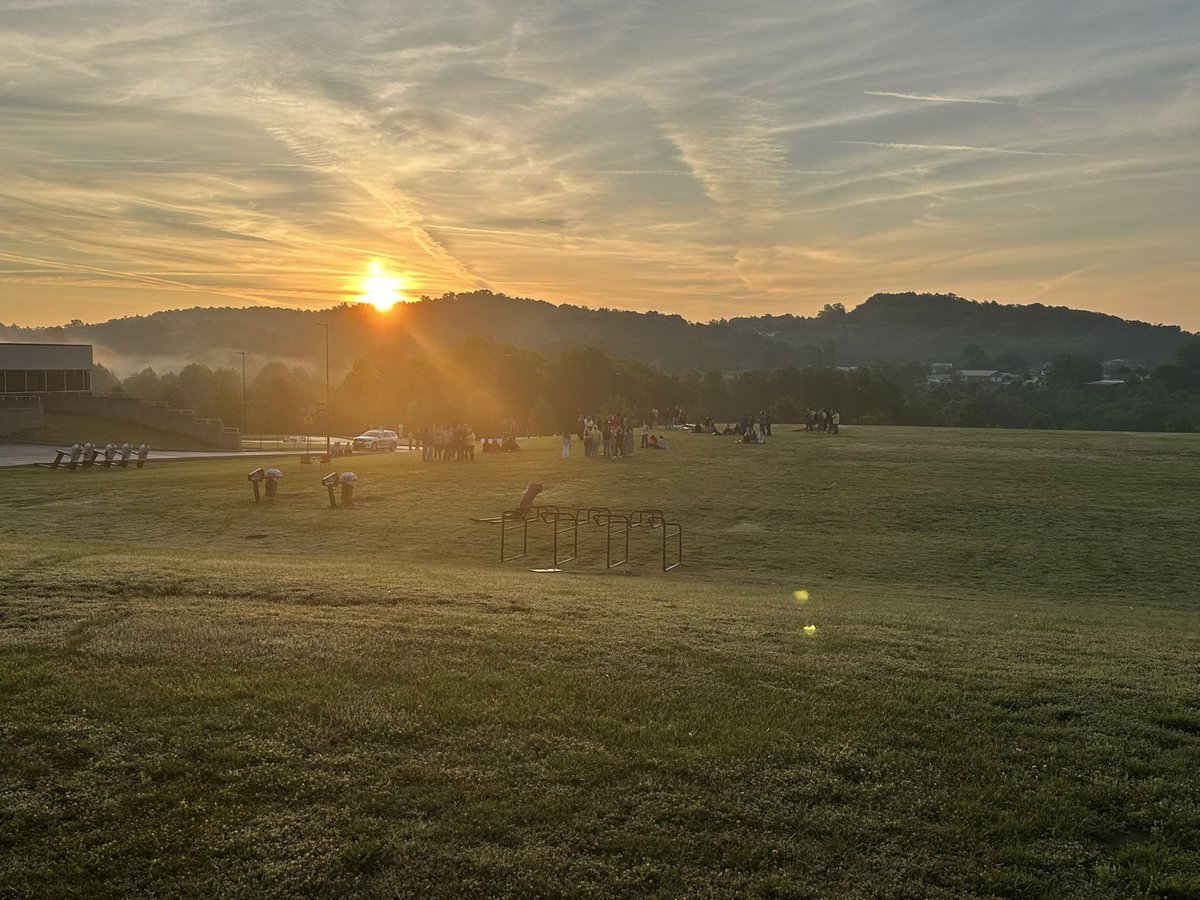 bussell23's tweet photo. Senior Sunrise this morning 6:00 am.  #RCHSClassof2023 https://t.co/2xNv8sOIrz