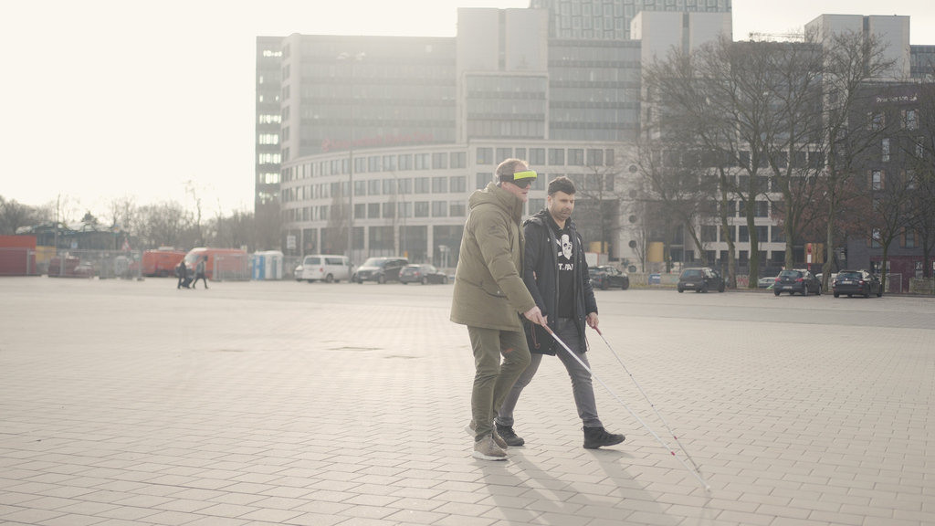 ppapagei's tweet photo. aarrhh https://t.co/wE6OpUHnzS 
Zweite Folge von Vertrau mir blind mit Serdal Celebi und Oke Göttlich auf dem Weg zum Millerntor

Wie ist es, blind von der U-Bahn St. Pauli zum Millerntor zu laufen? Parkenden Fahrzeugen und Zäunen auszuweichen, ohne diese sehen zu können?… https://t.co/CK9Fvmfx2K