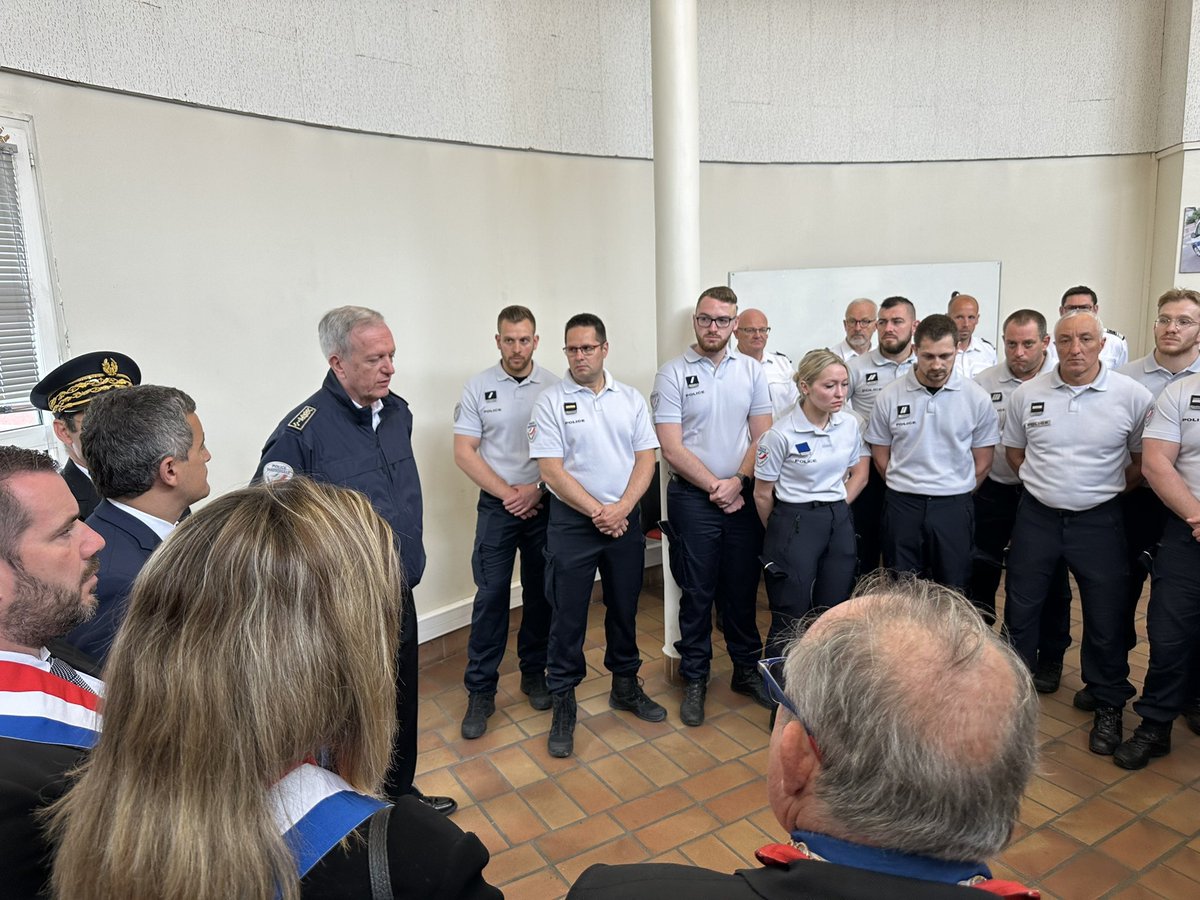 BSaintHuile's tweet photo. Paul, Manon et Steven étaient 3 jeunes policiers.
Ils sont morts hier dans l’exercice de leurs fonctions. 

J’étais ce matin aux côtés du Ministre @GDarmanin pour témoigner à leurs collègues notre solidarité, notre gratitude et notre soutien.
Condoléances aux familles.
#Roubaix https://t.co/lKJCPqn63e