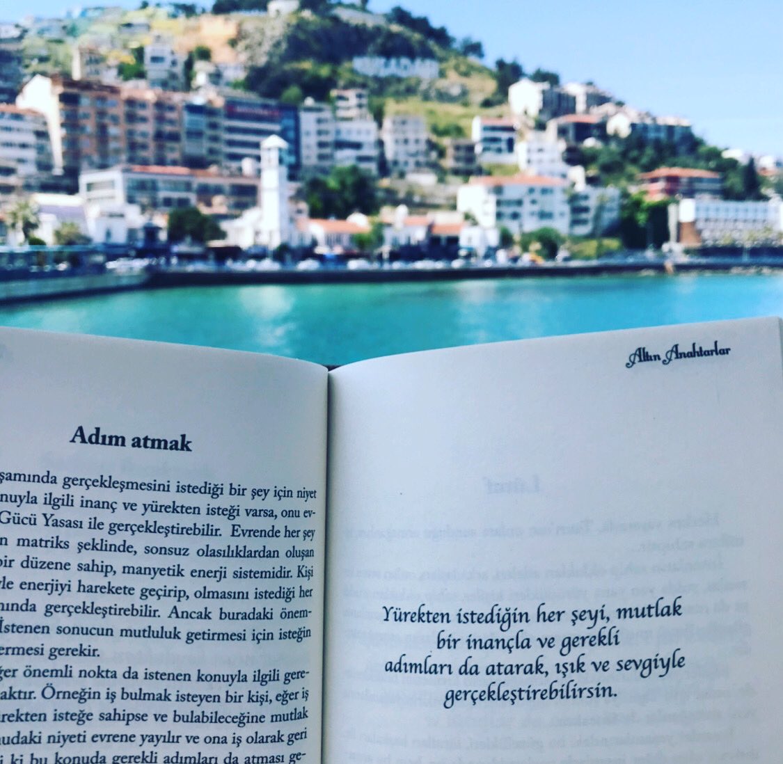 ipekcihanbilgin's tweet image. Bugün ve hafta için #AltınAnahtarlar kitabından
Adım atmak…
Yürekten istediğiniz şeylere odaklandığınız, onlar için gereken adımları attığınız, aydınlık, mutlu, iyi ve güzel bir hafta dileğiyle… 
#ışık #sevgi #aydınlanma #farkındalık #yükseliş #pazartesi #kitap #motivasyon