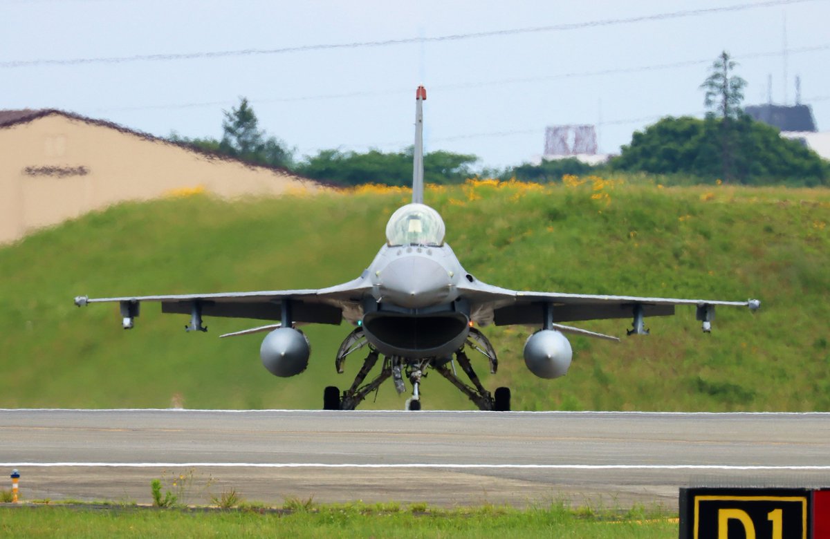 Buccaneer_55's tweet photo. アナウンスが無いので、絶えず上空監視してないと、突然進入してきて撮り損ねる状況でしたね💦🥲
#F16CM #Block50 #WW #DemoTeam #横田基地 #横田基地日米友好祭 https://t.co/ZwMcBh05hg
