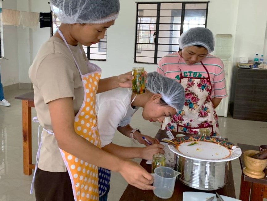 YNnagaland's tweet photo. Just kick-started our 5 days #FoodProcessing Training on #PickleMaking at #YouthNet Head Office in Kohima today. Equipping our youths with food processing knowledge, enabling them to explore new opportunities in the thriving #foodindustry .  #YN #YNnagaland #SkillsTraining https://t.co/0r60Vt0SaN