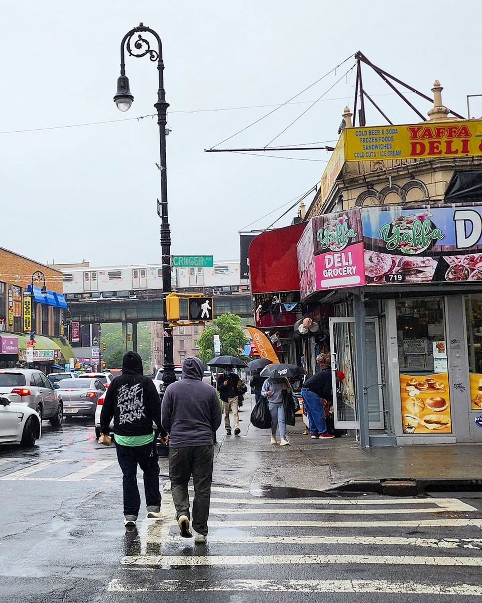 fromTheBronx's tweet photo. Rainy Saturday on Lydig Ave &amp; Cruger Ave. The Bronx, USA. PHOTO: @FromTheBronx ☔ ☔ ☔
.
.
.
#thebronx #bronx #fromthebronx #fromthebronxtotheworld #thebronxdoesitbetter #iamthebronx #wearethebronx #thebronxnyc #thebronxusa #nyctourism #whatsgoodnyc #lydig #cruger https://t.co/uLbIL6KbD5