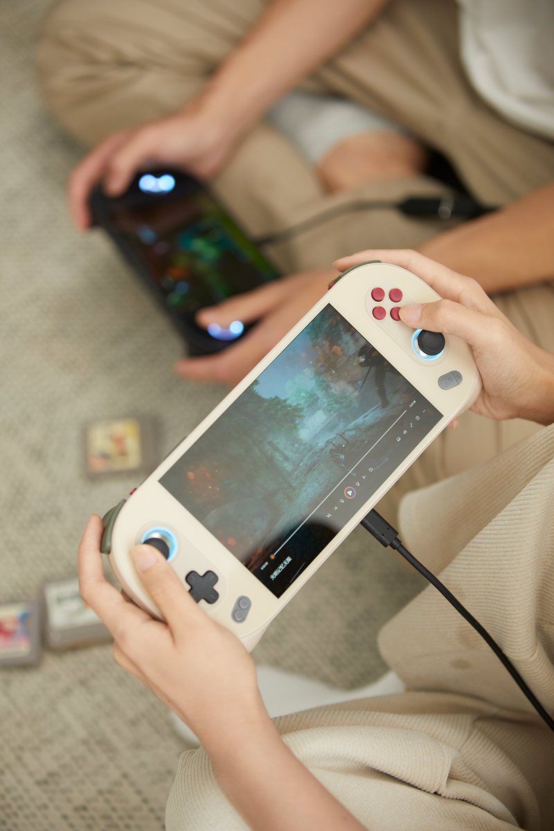 AYANEO__'s tweet photo. Fight Hard 💪 Recover Fast ⚡

#AYAENO2S allows you take almost any game that can be played on your Windows PC with you on-the-go!😆

IGG Pre-launch: https://t.co/yy6Nl96YA3
Discord: https://t.co/ALOIyvgPS3

#ayaneo #gamingconsole #handheld #handhelddevice https://t.co/iY50JJwdFr