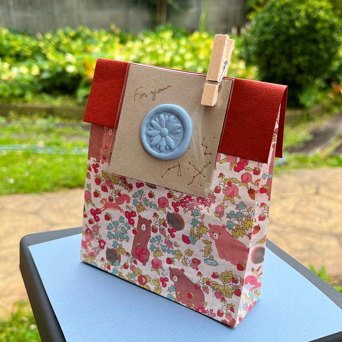 OrigamiBrasil's tweet photo. RT @naponomoji: 折り紙で作ったお裾分け袋にシーリングスタンプのカードを添えて

大量にある折り紙の在庫を減らしたくてチマチマと内職してるけど、在庫が減る気配はナッシング😵‍💫

#折り紙 #origami #袋
#シーリングスタンプ
#Waxseal https://t.co/ayrrXVIl48