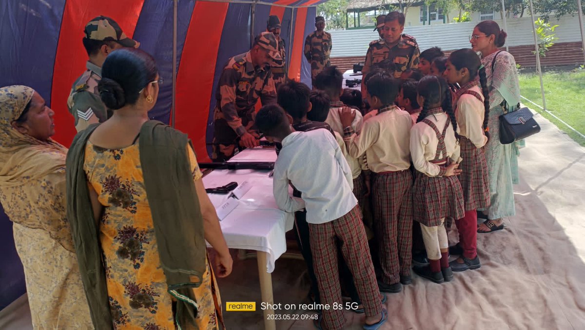 BSF_Punjab's tweet photo. Under the aegis of @AmritMahotsav #BSF invited the students of Chak Rao Ke, Ferozpur, to a Border Outpost for awareness & educational visit. Under the theme #unity, the campaign is aimed to strengthen bonds. A captivating weapon display was shown to students.
#EducationForUnity https://t.co/MROYKdArf1