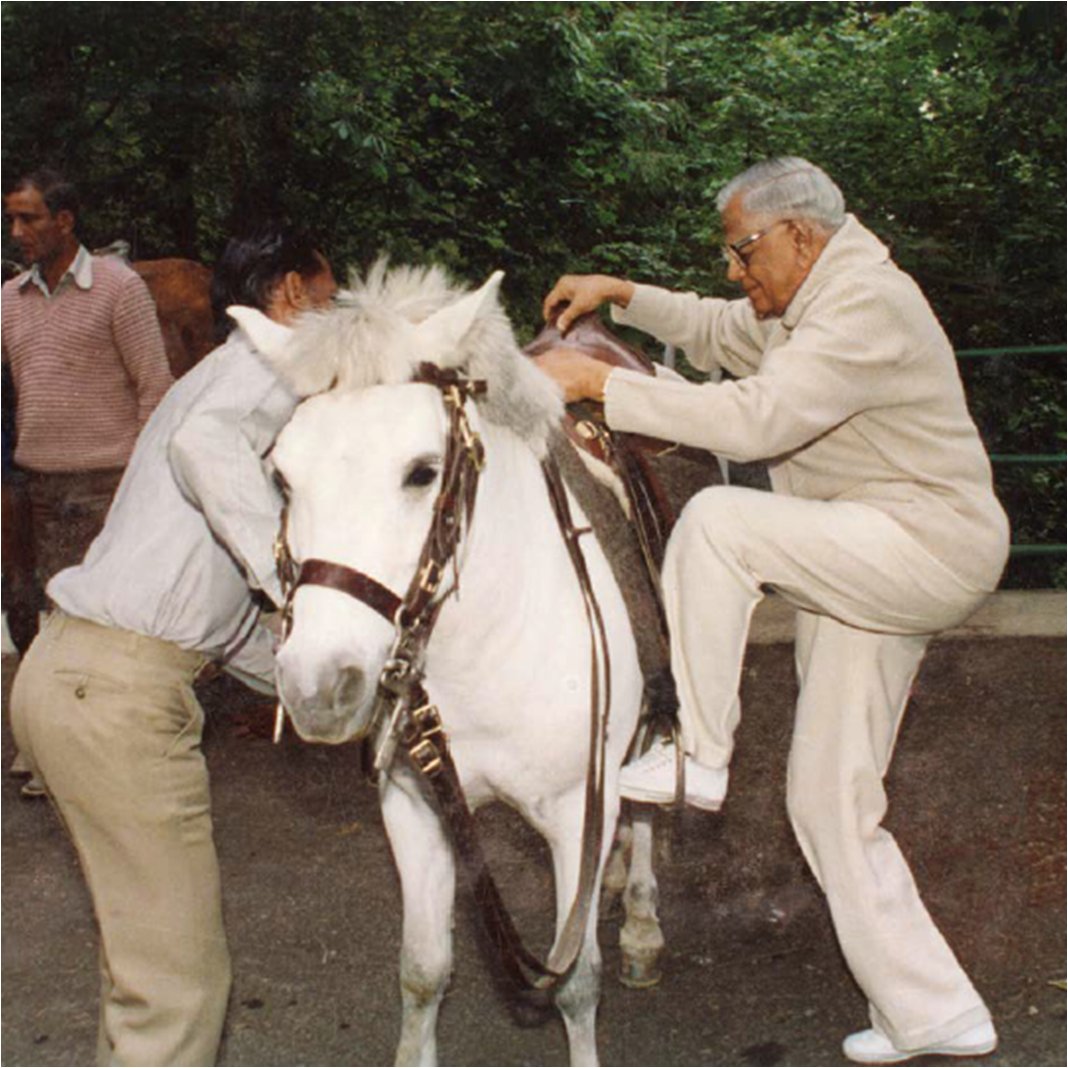 May 22, 1988: President Shri R Venkataraman readies to ride a horse at the Retreat, Shimla. #ThisDayThatYear
