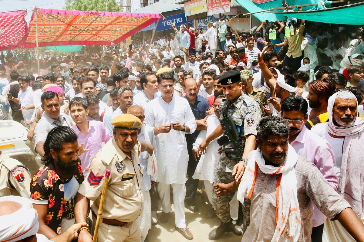 SachinPilot's tweet photo. चाकसू के कोटखावदा में हुए दर्दनाक सड़क हादसे में प्राण गंवाने वालों के परिजनों से मुलाकात कर उन्हें ढांढस बंधाया एवं संवेदनाएं व्यक्त की। 
मृतकों के परिजन अपनों को खोने की जिस पीड़ा से गुज़र रहे हैं उसे शब्दों में व्यक्त नहीं किया जा सकता।
परिजनों की मांग है कि उन्हें न्याय के साथ ही उचित मुआवजा मिले।
मैं सरकार से आग्रह करता हूं कि दोषियों पर कार्यवाही कर पीड़ित परिवार को जल्द से जल्द न्याय मिले ।