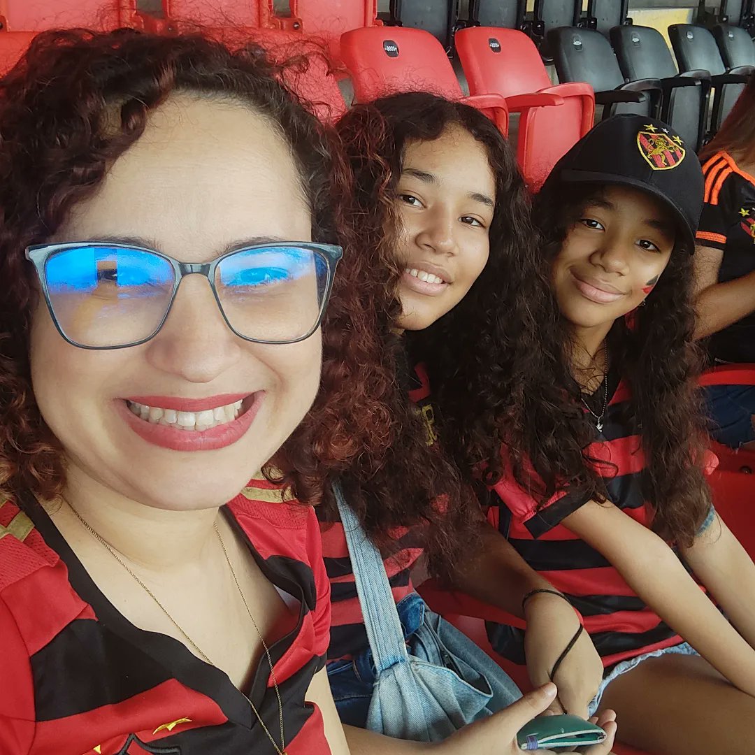 Cris0liveiras's tweet photo. "São gerações e corações fazendo história..." 🖤❤️🦁

20.05.2023 - meu aniversário e dia histórico para o @sportrecife
Em um jogo onde s�� mulheres, crianças e PCDs foram ao estádio e fizeram uma festa linda!!! 🥰

#maiordonordeste #sportrecife #pst #VoltAremos https://t.co/aP3mUzjRmB