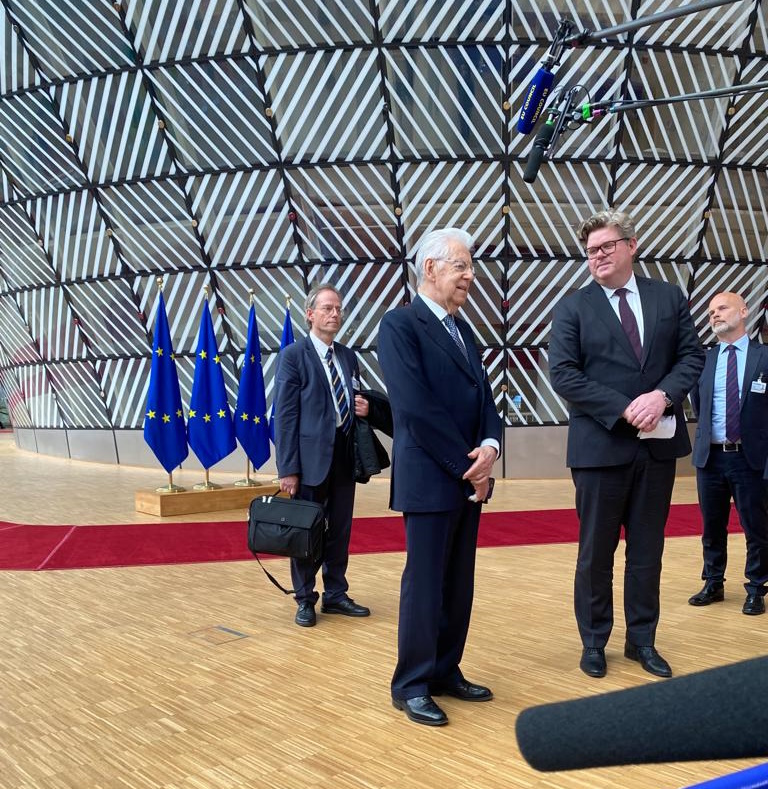 SenatoStampa's tweet photo. #CompetCouncil. Il @SenatoreMonti partecipa a #Bruxelles alla riunione del #ConsiglioCompetitività #UE del #22maggio dedicata alle celebrazioni del sistema brevettuale unitario e ai 30 anni del #MercatoUnico, con una riflessione sulla competitività in #Europa https://t.co/6YRuGekECj