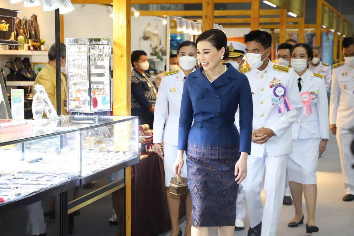 rwthofficial's tweet photo. 🇹🇭
#พระราชินี ทรงเปิดงาน “อัตลักษณ์แห่งสยาม ครั้งที่ 14” งานจัดแสดงและจัดจำหน่ายสินค้าศิลปหัตถกรรมไทย ส่งเสริมขับเคลื่อนเศรษฐกิจ และต่อยอดงานศิลปหัตกรรมไทยสู่สากล ณ ศูนย์นิทรรศการและการประชุมไบเทคบางนา #กรุงเทพมหานคร

📸 หน่วยขรก.ในพระองค์ #ข่าวในพระราชสำนัก #ทรงพระเจริญ https://t.co/BQycT9XT7c
