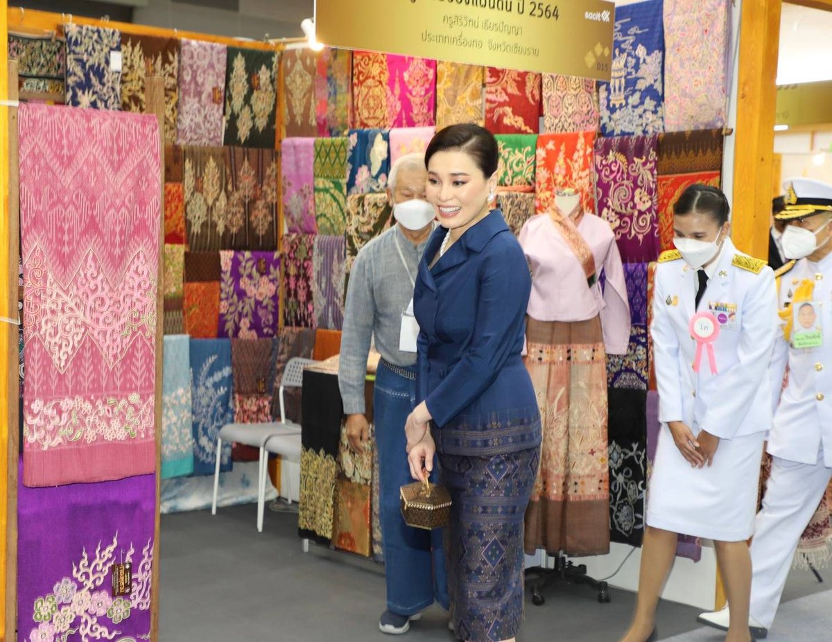 rwthofficial's tweet photo. 🇹🇭
#พระราชินี ทรงเปิดงาน “อัตลักษณ์แห่งสยาม ครั้งที่ 14” งานจัดแสดงและจัดจำหน่ายสินค้าศิลปหัตถกรรมไทย ส่งเสริมขับเคลื่อนเศรษฐกิจ และต่อยอดงานศิลปหัตกรรมไทยสู่สากล ณ ศูนย์นิทรรศการและการประชุมไบเทคบางนา #กรุงเทพมหานคร

📸 หน่วยขรก.ในพระองค์ #ข่าวในพระราชสำนัก #ทรงพระเจริญ https://t.co/BQycT9XT7c