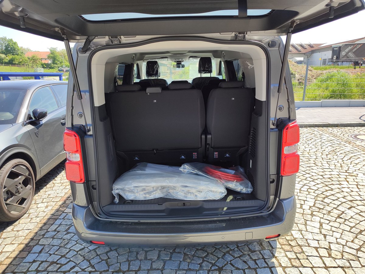 AutoKempinger's tweet photo. Für den Familienausflug, als Shuttle und auch Taxi mit bis zu 313 km Reichweite. Der eTravaller in verschiedenen Längen und Reichweiten.
#autohauspassau #PeugeotTraveller #autokempinger #familienausflug #shuttle https://t.co/oW6ov1qJ3E