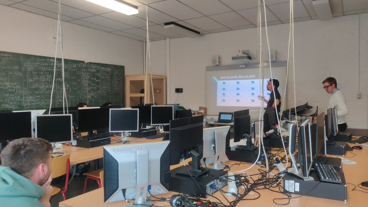 Visite d'anciens élèves de l'option informatique  pour une session d'information sur les études supérieures.🤖👨‍💻 
Merci à nos anciens élèves pour leur temps