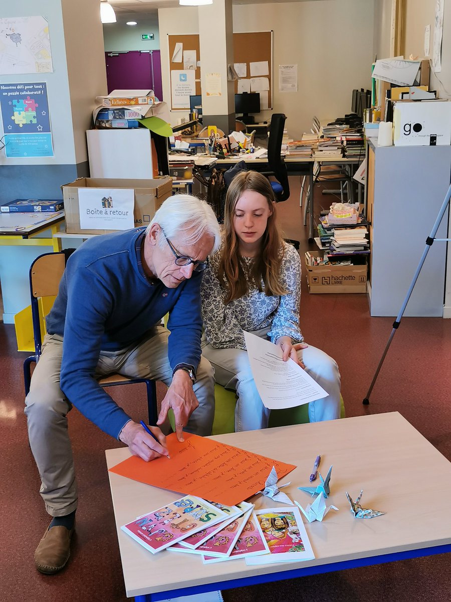 CdiFlers's tweet photo. 1er #atelierdecriture des élèves du dispositif ULIS du clg Sevigné avec Michel Delaunay, auteur-poète normand. Après 1 portrait chinois de l'auteur par Anna , 1 interview par Samet, c'est le moment de se lancer ds l'écriture de poèmes inspirés de l'album "L'alphabet-stiole" #PEAC https://t.co/0rPvBpXKeK