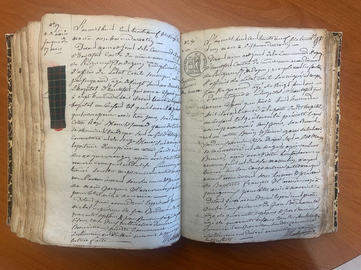 [Coup de cœur de l’archiviste] Lors de la mission réalisée à Hautefort, l’attention de Carole, notre archiviste, a été attirée par d’étranges collages figurant en marge du registre des naissances de 1833 à 1842.
