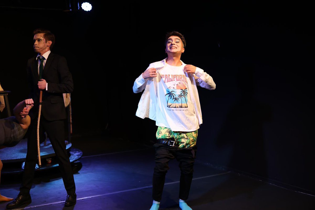 Sezonun son oyunu! 

3 ya da Çık, 3 Haziran Cumartesi 20.30’da sezonun son oyunuyla <a href="/eylulsahnesi/">Eylül Sahnesi</a> nde. 

Önümüzdeki sezon tekrar buluşacağız evet ama bu sezon gelin son bir kez buluşalım, çoğalalım, sorunları bi görelim şöyle… 

Biletler; 

<a href="/biletix/">Biletix</a> 
<a href="/biletinial/">Biletinial</a> 
<a href="/passo_com_tr/">Passo</a>