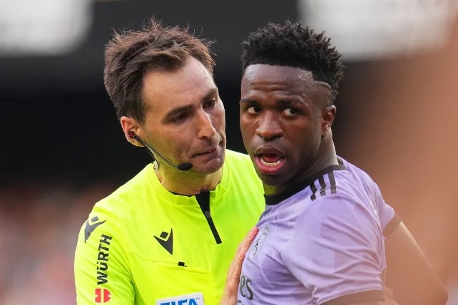 leo_doria's tweet photo. Vincius Júnior dro fra et fattig område i Rio de Janeiro til verdens største fotballklubb da han var 18 år. I dag er han 22 år og kjemper en kamp ensom i en av verdens største ligaer. Det er hårreisende at europeiske klubber ikke gjør mer, og at store stjerner forblir tause. https://t.co/CcLdAhDBVr