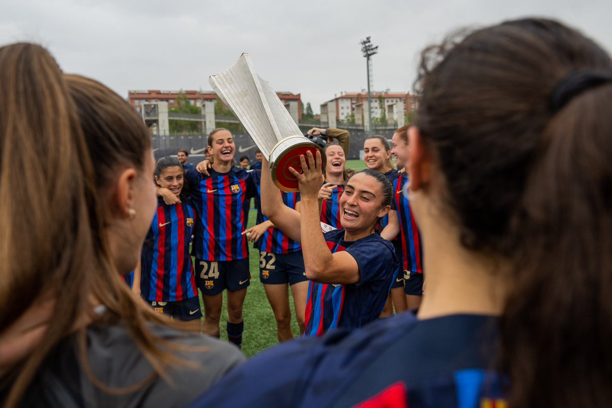 Un dia molt especial, les Campiones del Femení B reben la copa de Campiones de la Lliga 🏆💙❤️!!! 

Enhorabona CAMPIONES 👏👏👏!!!