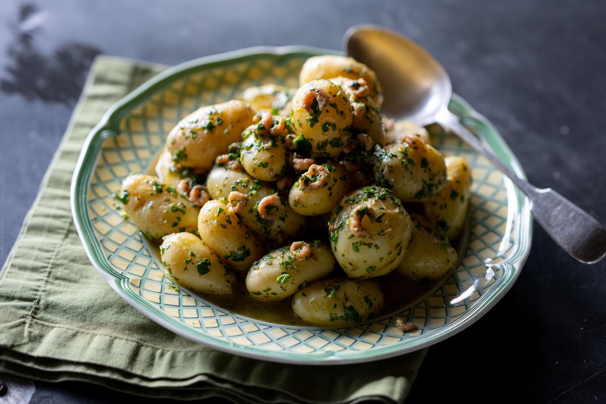 #JerseyRoyals are only available for a few months of the year, so make sure you add them into your cooking repertoire for spring. @JamesMartinChef boils the Jersey Royals to perfection and serves with a tasty shrimp butter. bit.ly/3WrmThJ #simplyseasonal #seasonalproduce