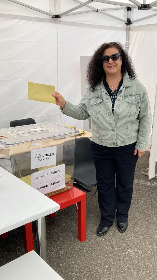 OzelKayhan's tweet photo. Merhaba
Bern de huzurlu,gururlu olarak vatandaşlık görevimi yerine getirdim.
Hayırlı olsun.

Oy tercihim
Üstün hizmetleriyle ömrünü milletine adayan
Tek Millet
Tek Bayrak
Tek Vatan
Tek Devlet 
Düşüncesiyle Ülke bütünlüğünü koruyan değerli Cumhurbaşkanımız #RecepTayyipErdoğan dır. https://t.co/NNK7A5CQgM