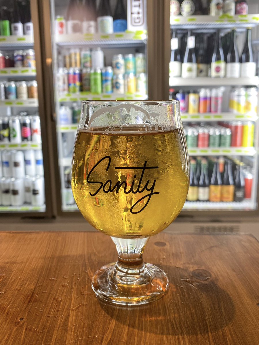 ピガールを出て同じく三茶にあるサニティーにも寄りました🍺 冷蔵庫をチェックするのが楽しい。アメリカのクラフトビールはニューヨークの物が結構入ってるんだな、とお店を何軒か見て思った #ドリカル日本紀行