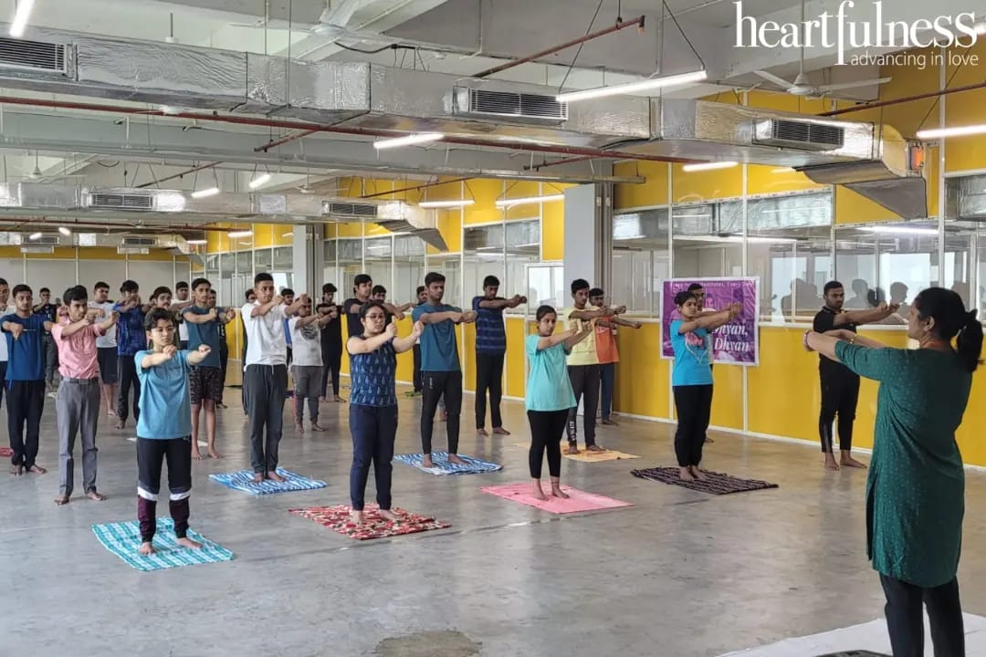 BanglaHfn's tweet photo. Yoga energizes the body and calms down the mind. Take a look at how students at the Charnock Healthcare Institute, New Town, Kolkata enjoyed its benefits from 6th to 8th April 2023.
#Heartfulness #hardildhyanhardindhyan #yogmahotsav #yoga #yoga4unity #meditation #fitindia https://t.co/X7U2966lO9