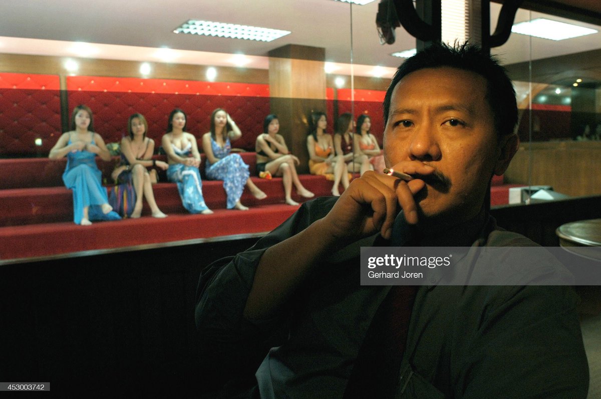 arnameraiwa's tweet image. ใครที่เพิ่งตามการเมืองละอวยชูวิทย์นี่แบบไม่รู้จะว่าไงดี ไอ้เราก็ทันสมัยเขาหากินกับอาบอบนวดอะ กับข่าวรื้อบาร์เบียร์อะยุค 2000s