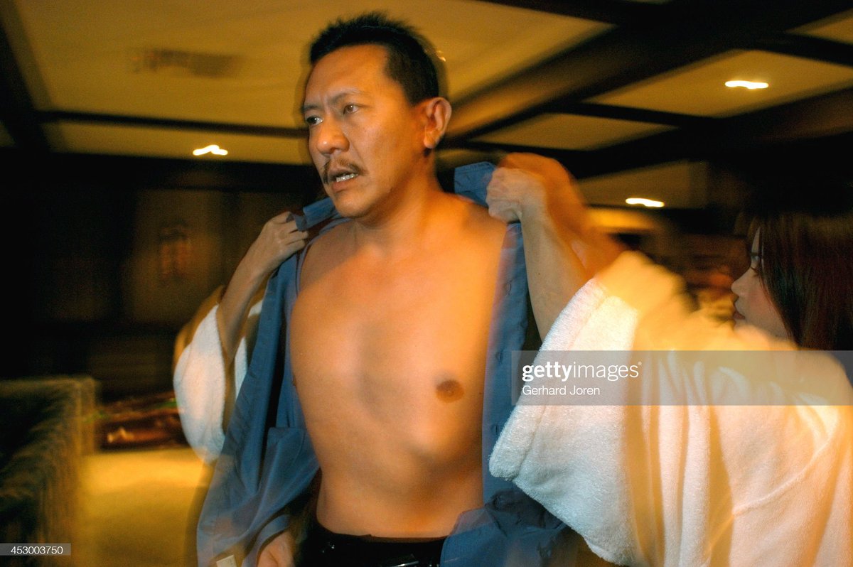 arnameraiwa's tweet image. ใครที่เพิ่งตามการเมืองละอวยชูวิทย์นี่แบบไม่รู้จะว่าไงดี ไอ้เราก็ทันสมัยเขาหากินกับอาบอบนวดอะ กับข่าวรื้อบาร์เบียร์อะยุค 2000s