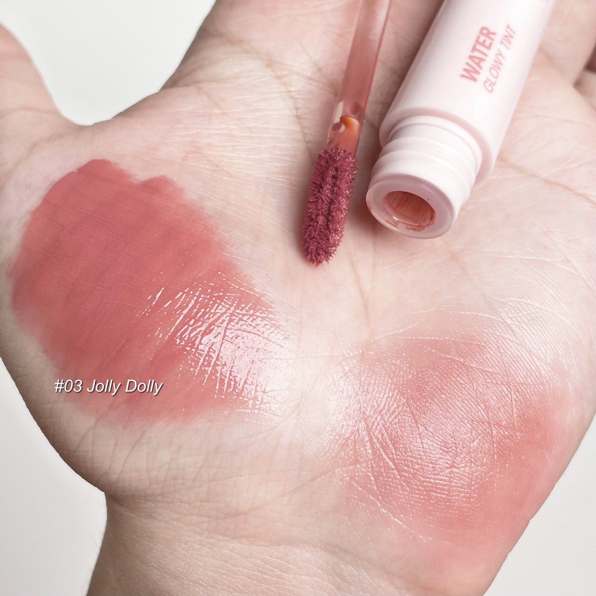Meilinda water glowy tint เบอร์ 03 สวยมากกกกโทนส้มชมพูนัวๆ ที่ทาแล้วหน้าดูละมุนขึ้น 3000% เนื้อมีความเจลลี่ นุ่มๆ แปลกกว่าทิ้นท์ปกติ ฟินิชธรรมชาติ ฉ่ำนิดๆ แบบปากสุขภาพดี ไม่วาวเกินไป แล้วสเตนติดทน สีด้านบน ความเงาหลุดไปแล้วแต่เสตนยังเกาะปากอยู่เลย