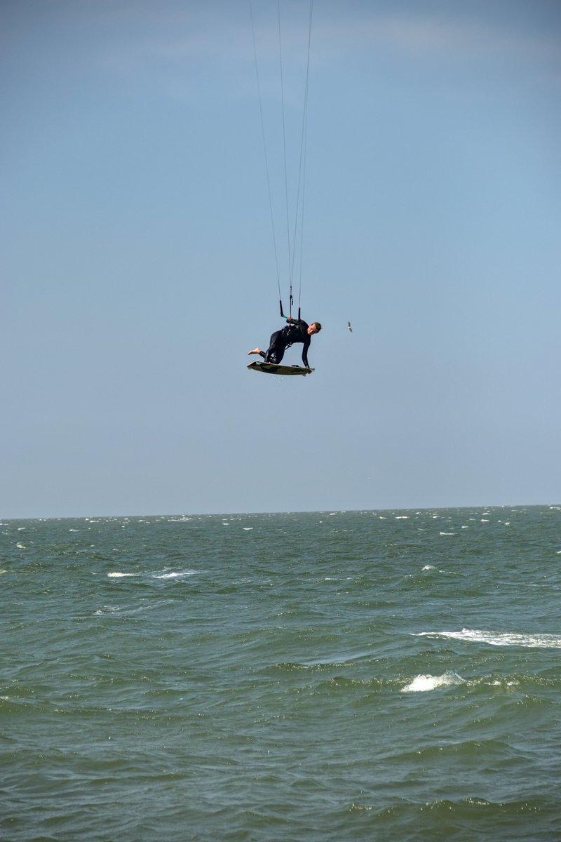 Afgelopen weekend een paar foto's gemaakt van #kitesurfen op de #Noordzee bij de #Brouwersdam.
Wat een sprongen kunnen ze met die dingen maken zeg.