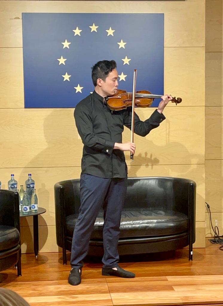 🎻 <a href="/Aaron_LeeVerace/">Aaron Lee</a>, violinista i patró de la <a href="/Fund_Diversidad/">Fundación Diversidad</a> interpreta "La Ciaconna" de Johann Sebastian Bach. 

#MesEuropeudelaDiversitat #MesEuropeodelaDiversidad #EUDiversityMonth