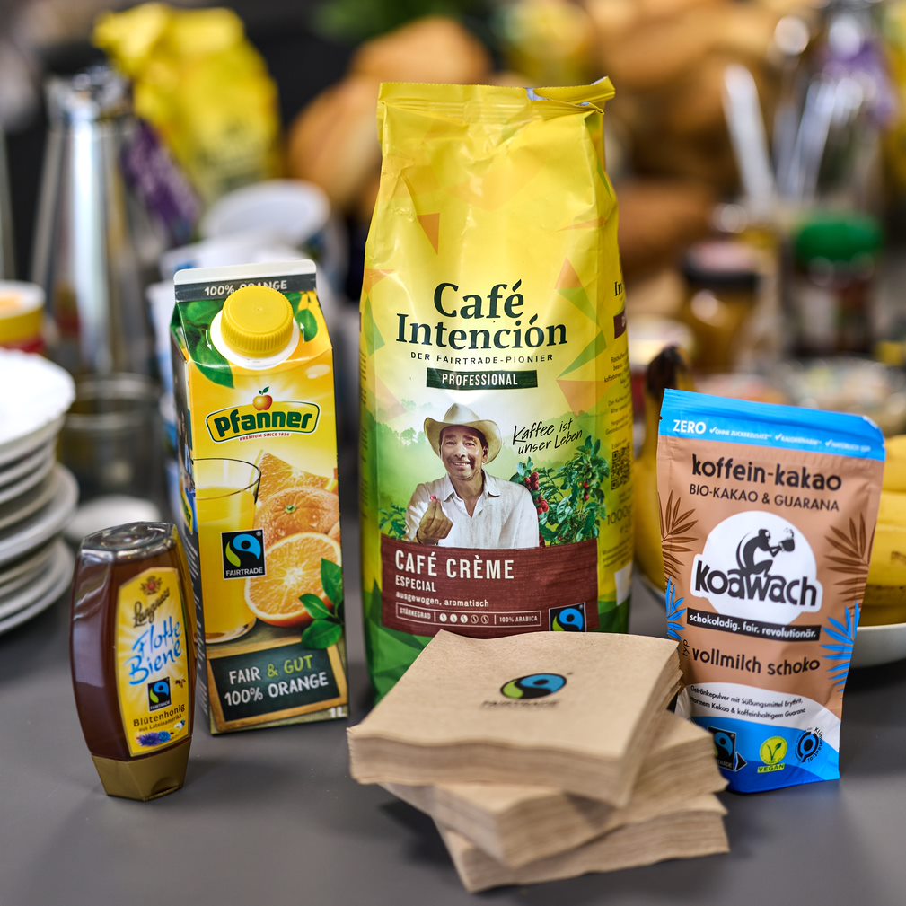 Fairtrade_DE's tweet photo. ☕Das #Team von @fairtrade_De ist heute gemeinsam #FairInDenTag gestartet - mit fairen Frühstücksprodukten von Pfanner, @ALDInord_Presse, @koawach, @biozentrale, Lagnese Honig, Café Intención, @teekampagne , @FairfoodF, Blume2000 und @memoAG_news.

Mehr: https://t.co/PDlJ67byY9 https://t.co/3341EghWMz