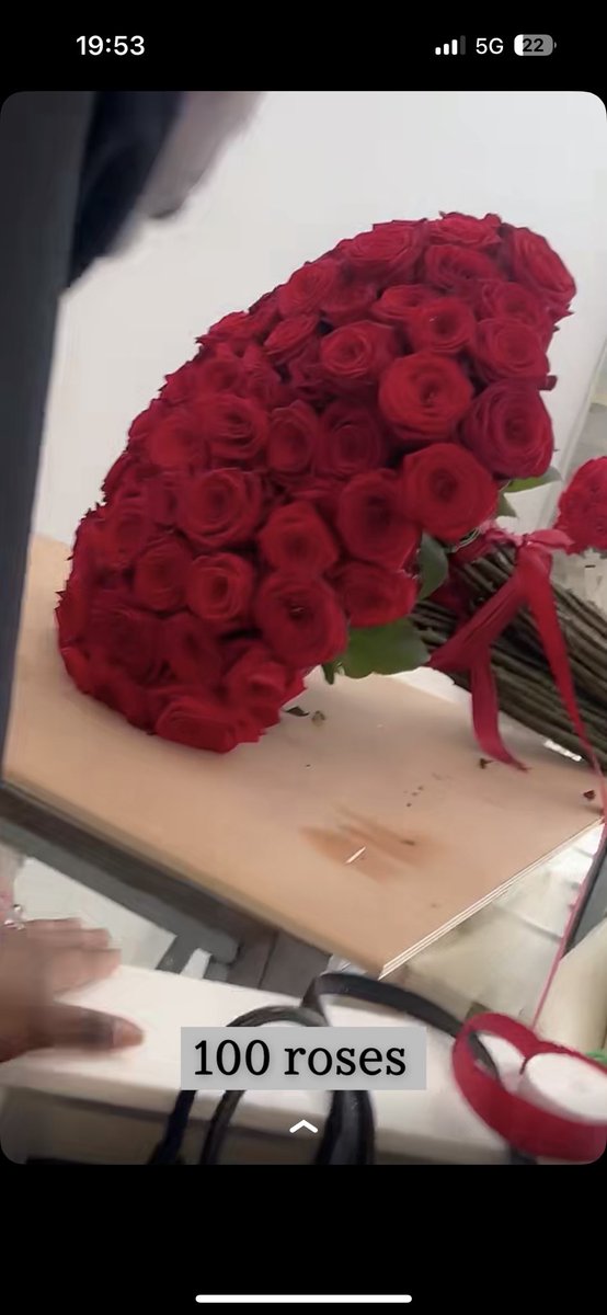 assilemnour's tweet photo. @SouadSsk #yourflowers 
Elle harcèle et menace les fleuriste  de la copier.elle est meme pas fleuriste, son commerce n’st pas déclarer comme fleuriste elle ne c’est pas faire de bouquet avec les vrai techniques qu’on apprend quand ont est diplômé on attache pas plusieurs partie. https://t.co/FzCzIjH79u