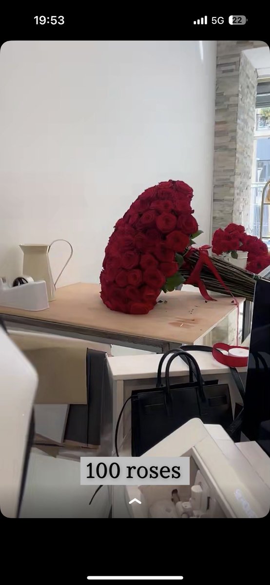 assilemnour's tweet photo. @SouadSsk #yourflowers 
Elle harcèle et menace les fleuriste  de la copier.elle est meme pas fleuriste, son commerce n’st pas déclarer comme fleuriste elle ne c’est pas faire de bouquet avec les vrai techniques qu’on apprend quand ont est diplômé on attache pas plusieurs partie. https://t.co/FzCzIjH79u