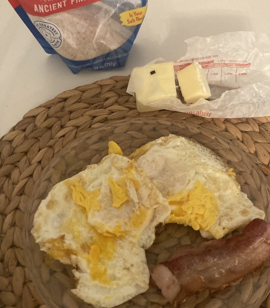 6 am breakfast:
2 eggs almost half a stick of butter and bacon 🥓 🧈 🍳 
#carnivore #yes2meat #carnivorediet #primal